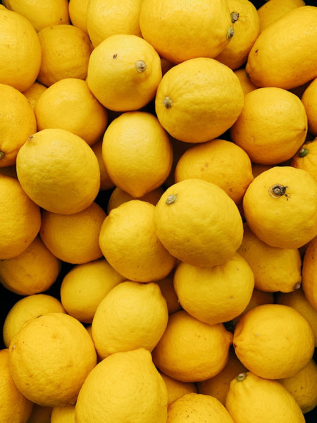 Lemons waiting to be sorted.
