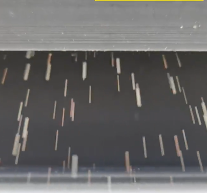 Vibratory feeder spreading metals