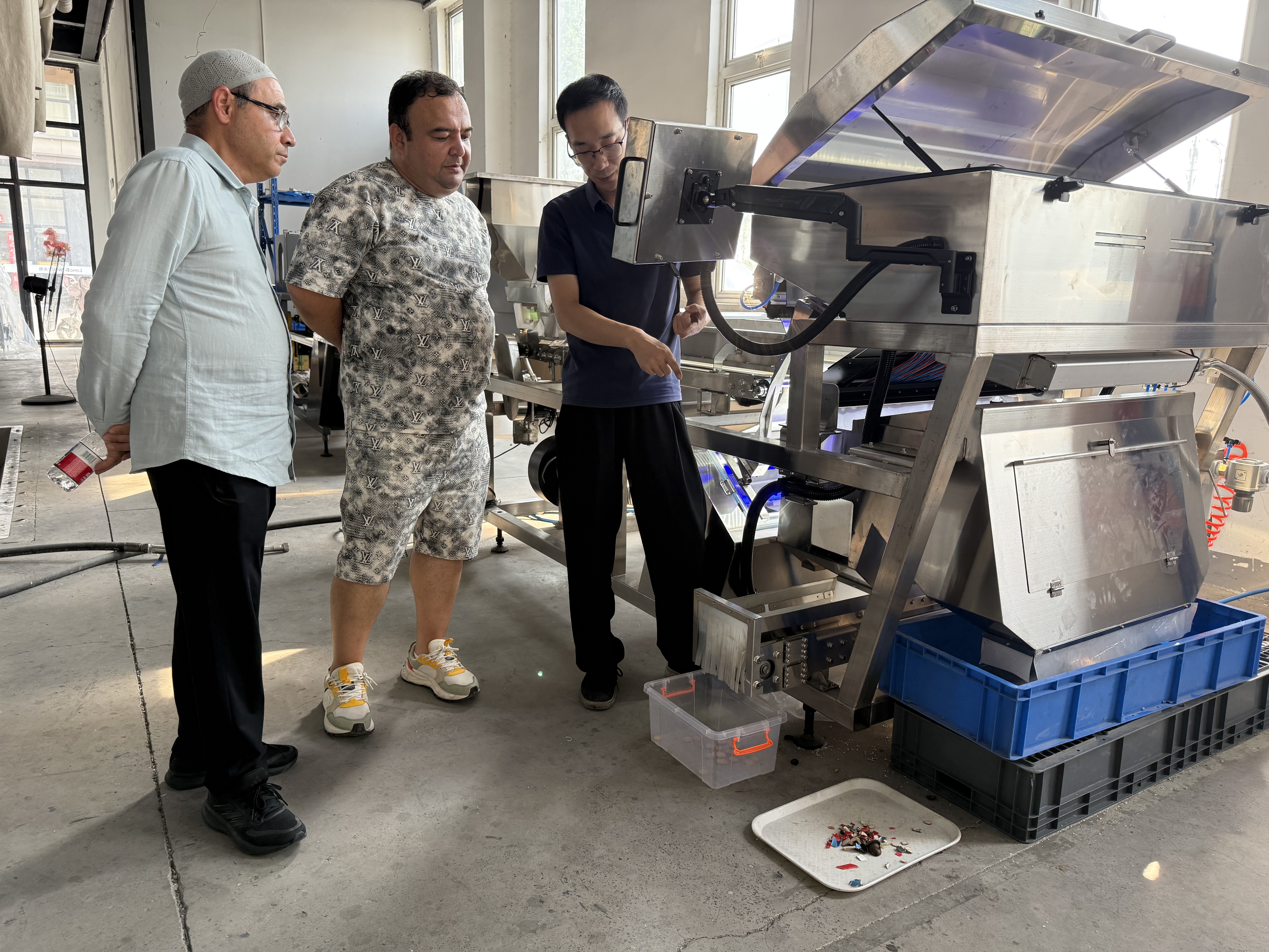 Live sorting demonstration for snacks and corn at MSW facility
